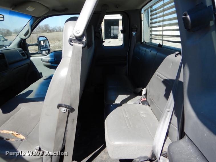 image for item DE6071 2002 Ford F350 Super Duty XL SuperCab flatbed pickup truck