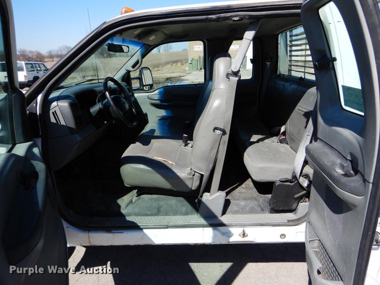 image for item DE6071 2002 Ford F350 Super Duty XL SuperCab flatbed pickup truck