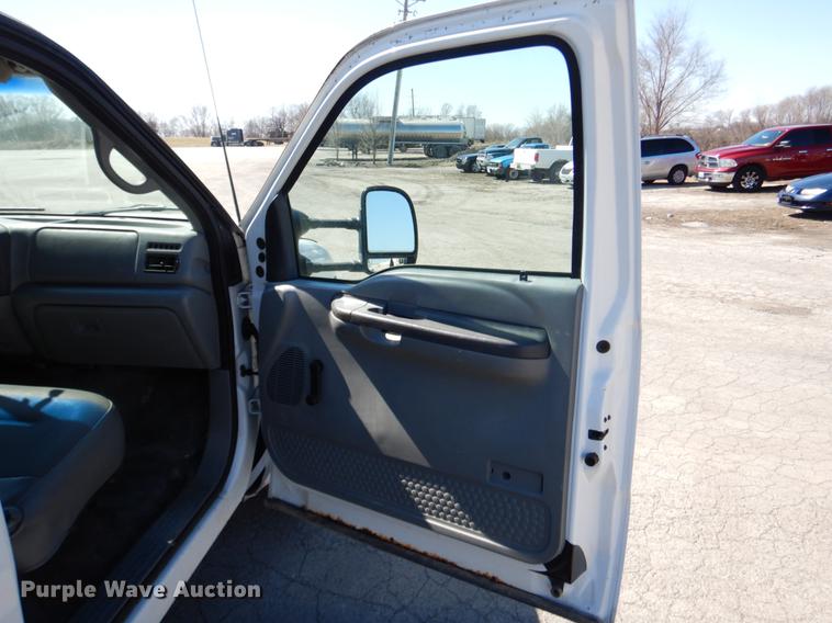 image for item DE6071 2002 Ford F350 Super Duty XL SuperCab flatbed pickup truck