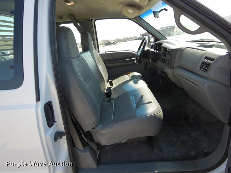 image for item DE6071 2002 Ford F350 Super Duty XL SuperCab flatbed pickup truck