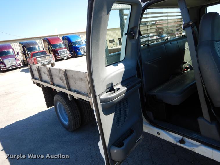 image for item DE6071 2002 Ford F350 Super Duty XL SuperCab flatbed pickup truck