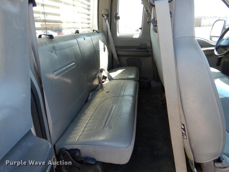 image for item DE6071 2002 Ford F350 Super Duty XL SuperCab flatbed pickup truck