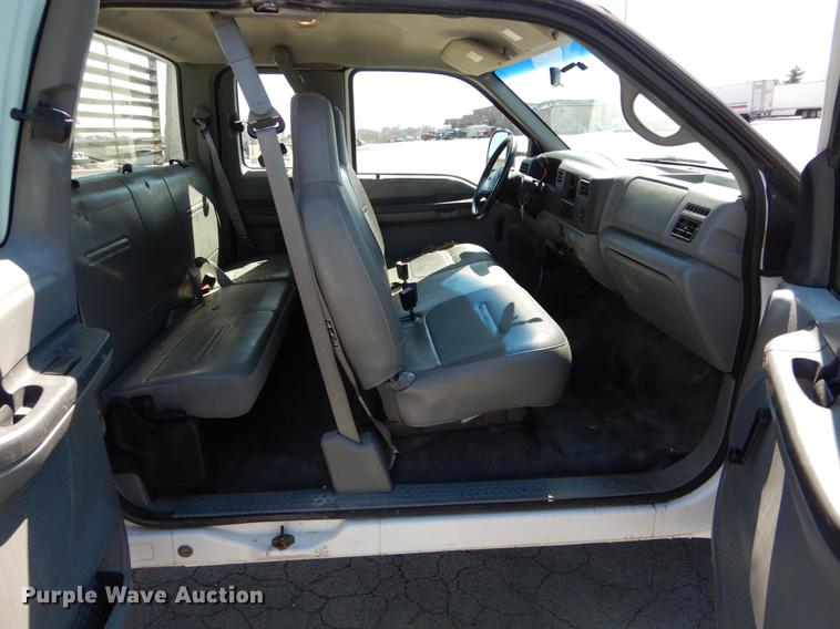 image for item DE6071 2002 Ford F350 Super Duty XL SuperCab flatbed pickup truck