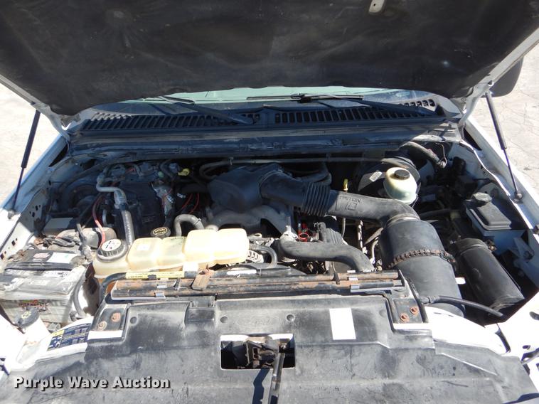 image for item DE6071 2002 Ford F350 Super Duty XL SuperCab flatbed pickup truck