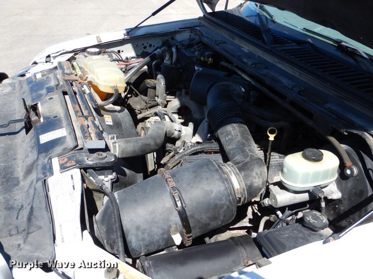 image for item DE6071 2002 Ford F350 Super Duty XL SuperCab flatbed pickup truck