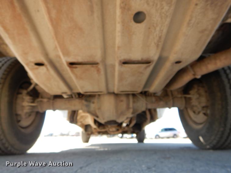 image for item DE6071 2002 Ford F350 Super Duty XL SuperCab flatbed pickup truck