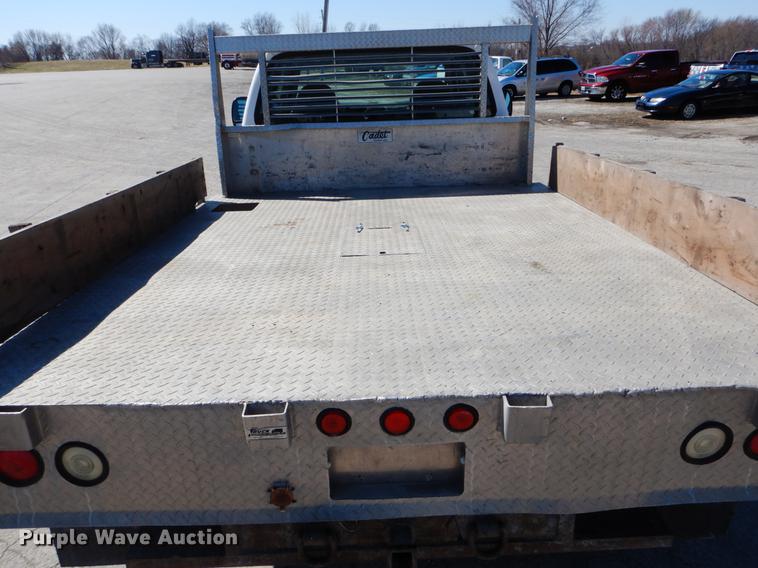 image for item DE6071 2002 Ford F350 Super Duty XL SuperCab flatbed pickup truck