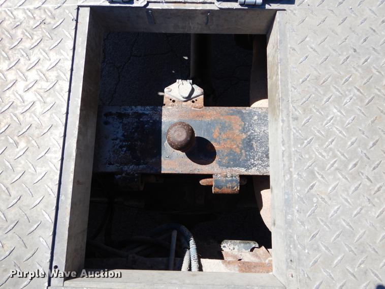 image for item DE6071 2002 Ford F350 Super Duty XL SuperCab flatbed pickup truck