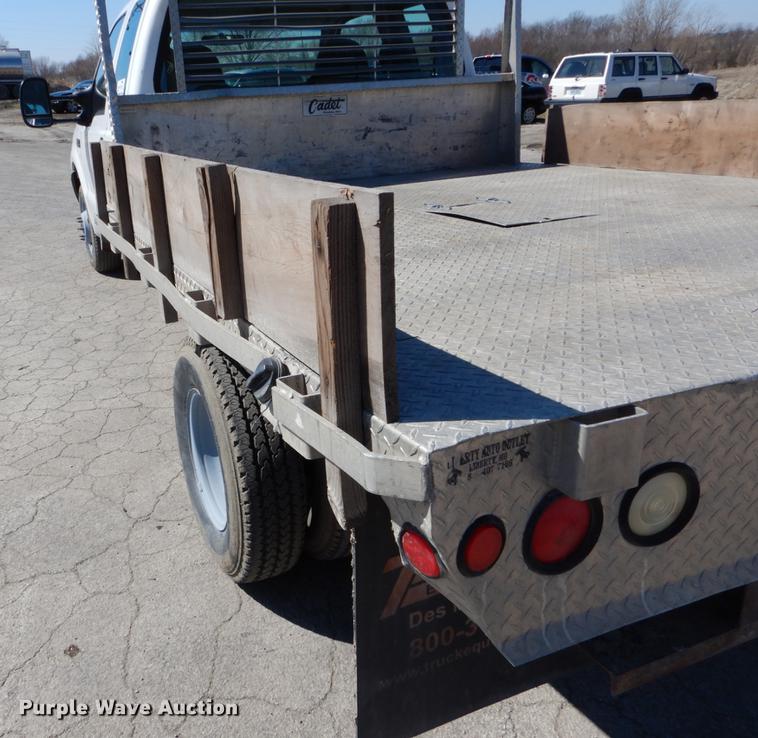 image for item DE6071 2002 Ford F350 Super Duty XL SuperCab flatbed pickup truck