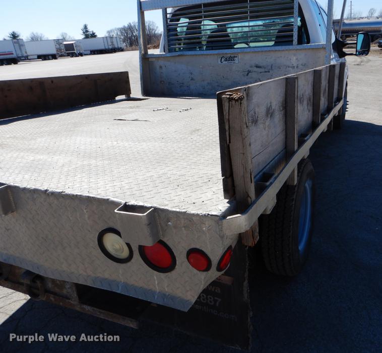 image for item DE6071 2002 Ford F350 Super Duty XL SuperCab flatbed pickup truck