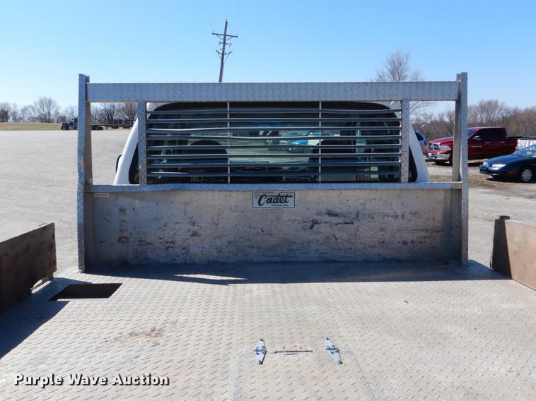 image for item DE6071 2002 Ford F350 Super Duty XL SuperCab flatbed pickup truck