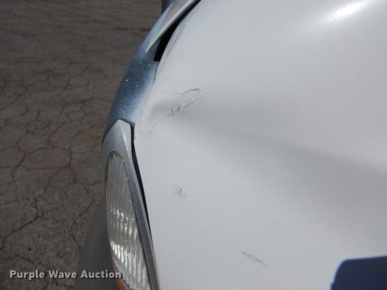 image for item DE6071 2002 Ford F350 Super Duty XL SuperCab flatbed pickup truck