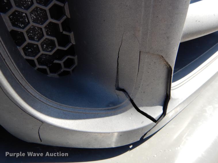 image for item DE6071 2002 Ford F350 Super Duty XL SuperCab flatbed pickup truck