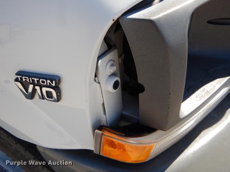 image for item DE6071 2002 Ford F350 Super Duty XL SuperCab flatbed pickup truck