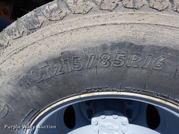 image for item DE6071 2002 Ford F350 Super Duty XL SuperCab flatbed pickup truck