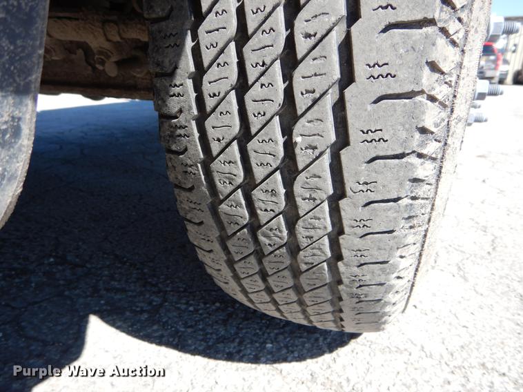 image for item DE6071 2002 Ford F350 Super Duty XL SuperCab flatbed pickup truck