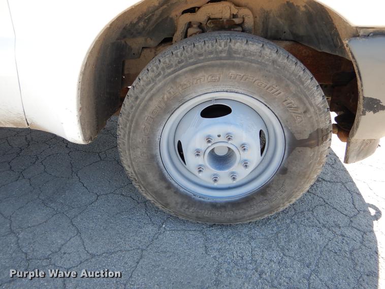 image for item DE6071 2002 Ford F350 Super Duty XL SuperCab flatbed pickup truck