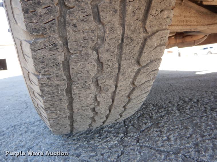 image for item DE6071 2002 Ford F350 Super Duty XL SuperCab flatbed pickup truck