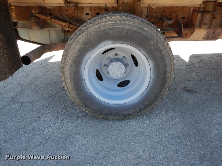 image for item DE6071 2002 Ford F350 Super Duty XL SuperCab flatbed pickup truck