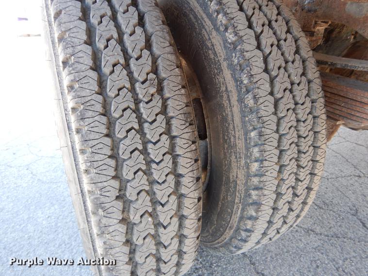 image for item DE6071 2002 Ford F350 Super Duty XL SuperCab flatbed pickup truck