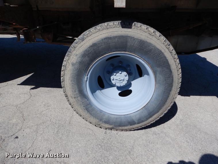 image for item DE6071 2002 Ford F350 Super Duty XL SuperCab flatbed pickup truck