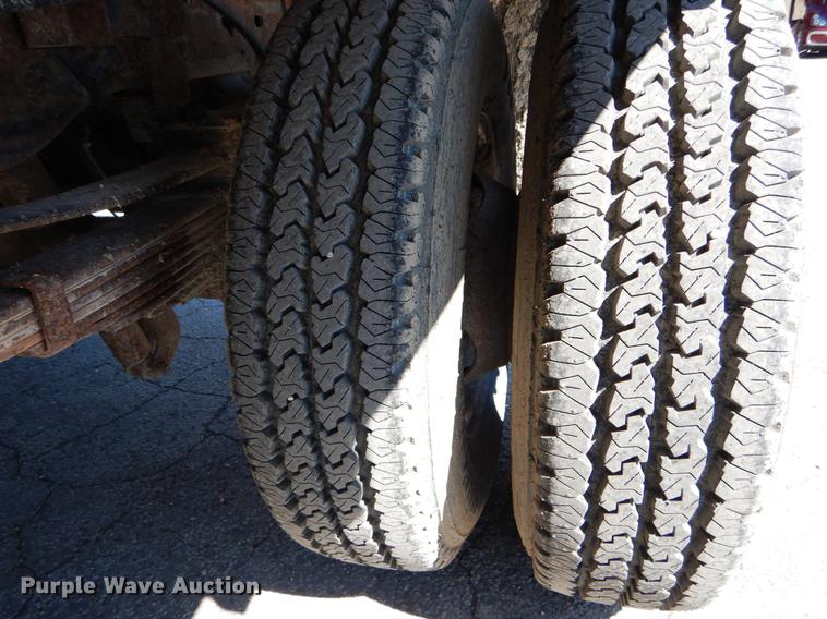 image for item DE6071 2002 Ford F350 Super Duty XL SuperCab flatbed pickup truck