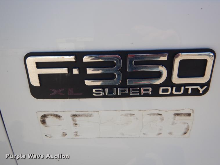 image for item DE6071 2002 Ford F350 Super Duty XL SuperCab flatbed pickup truck