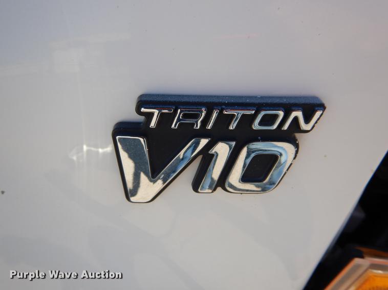 image for item DE6071 2002 Ford F350 Super Duty XL SuperCab flatbed pickup truck