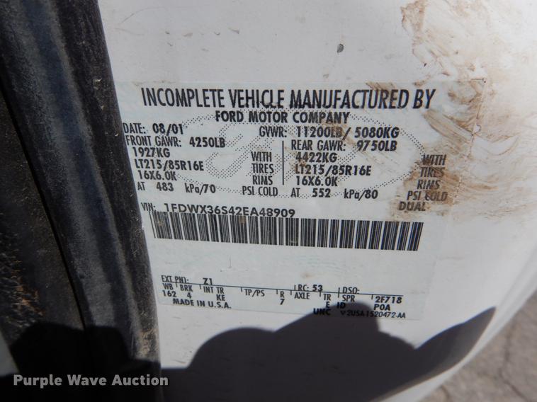 image for item DE6071 2002 Ford F350 Super Duty XL SuperCab flatbed pickup truck