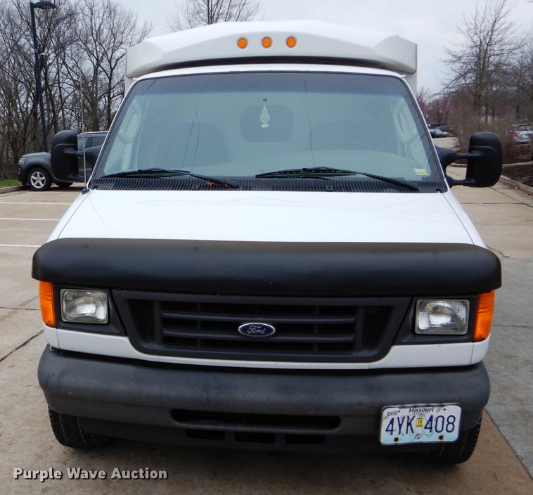 image for item DE6081 2005 Ford E350 Super Duty utility van