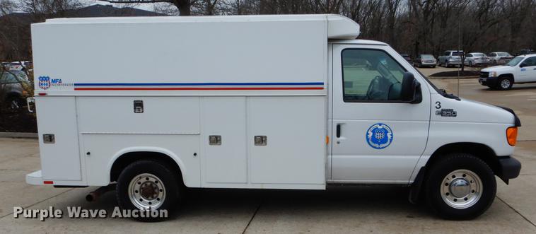 image for item DE6081 2005 Ford E350 Super Duty utility van