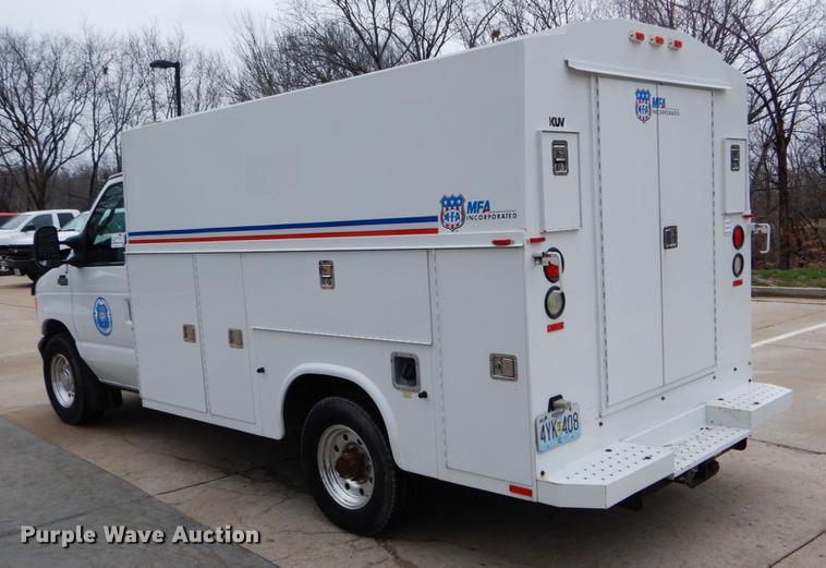 image for item DE6081 2005 Ford E350 Super Duty utility van