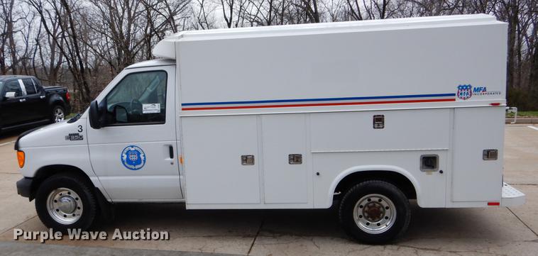 image for item DE6081 2005 Ford E350 Super Duty utility van