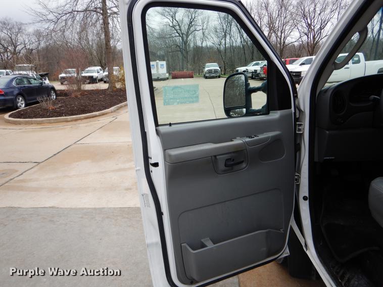 image for item DE6081 2005 Ford E350 Super Duty utility van