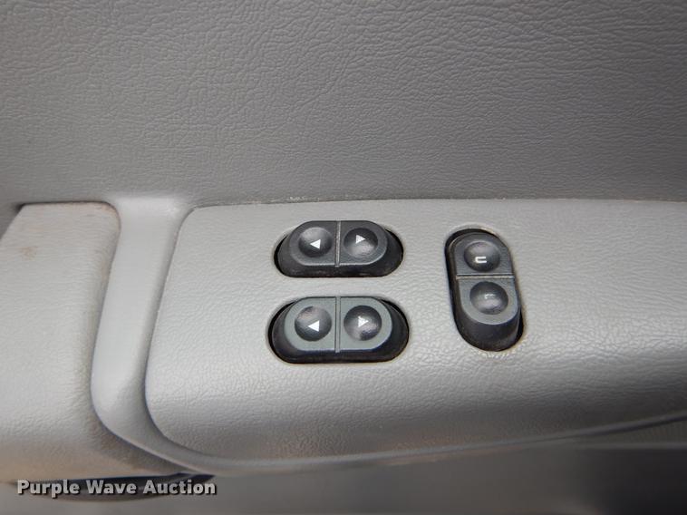 image for item DE6081 2005 Ford E350 Super Duty utility van