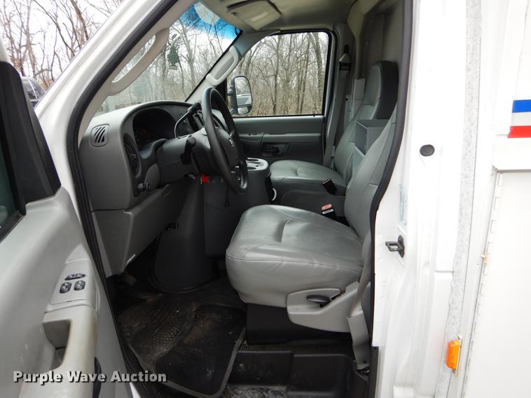 image for item DE6081 2005 Ford E350 Super Duty utility van