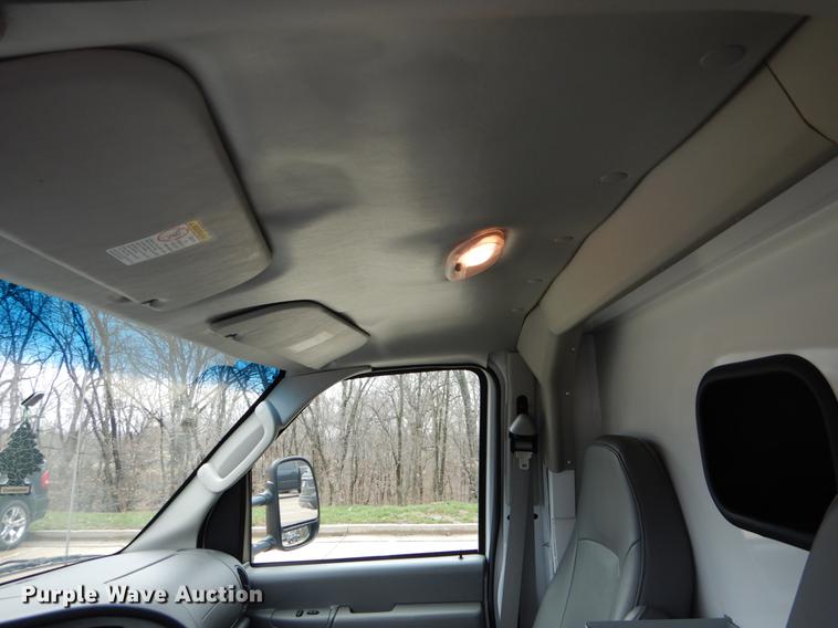image for item DE6081 2005 Ford E350 Super Duty utility van