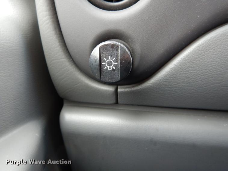 image for item DE6081 2005 Ford E350 Super Duty utility van