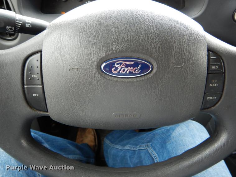 image for item DE6081 2005 Ford E350 Super Duty utility van