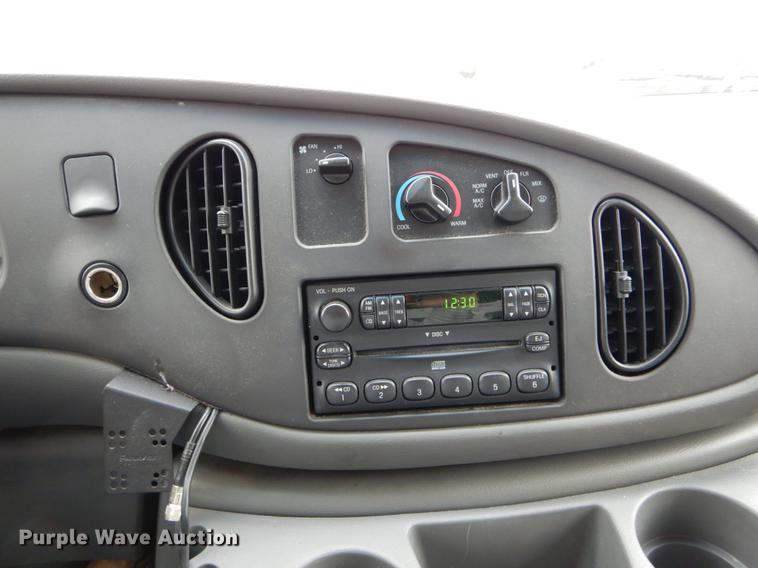 image for item DE6081 2005 Ford E350 Super Duty utility van