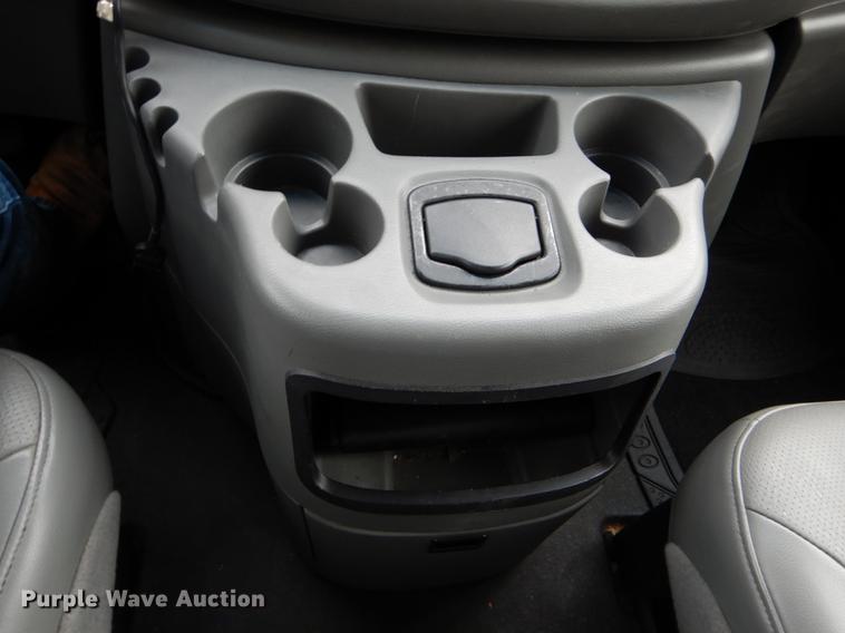 image for item DE6081 2005 Ford E350 Super Duty utility van