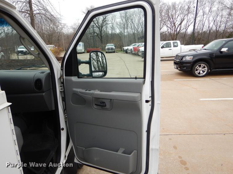 image for item DE6081 2005 Ford E350 Super Duty utility van