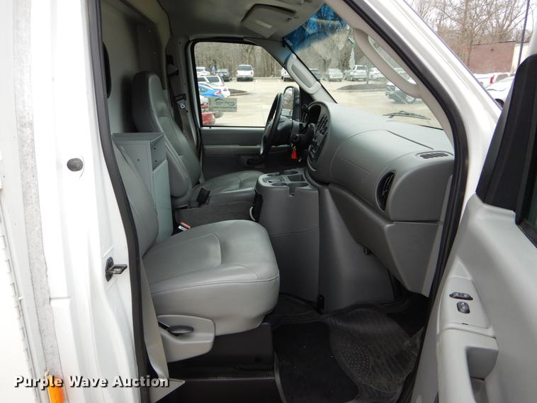 image for item DE6081 2005 Ford E350 Super Duty utility van
