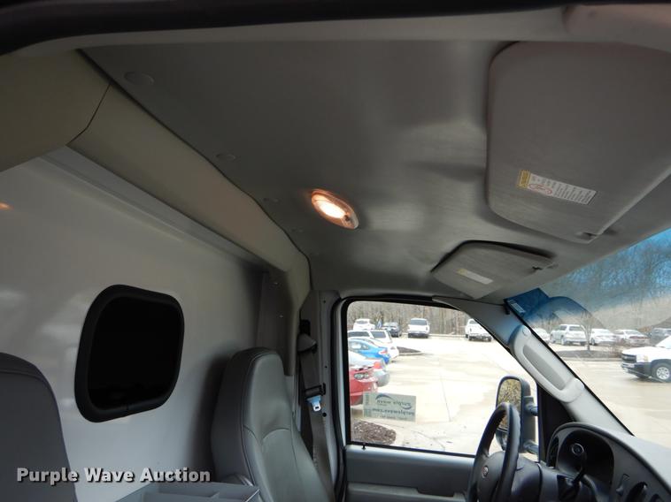 image for item DE6081 2005 Ford E350 Super Duty utility van