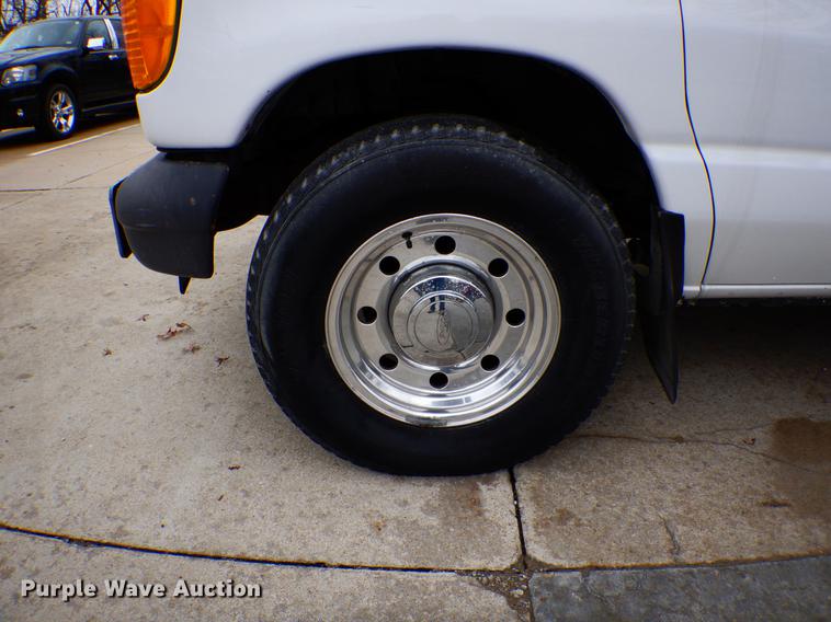 image for item DE6081 2005 Ford E350 Super Duty utility van