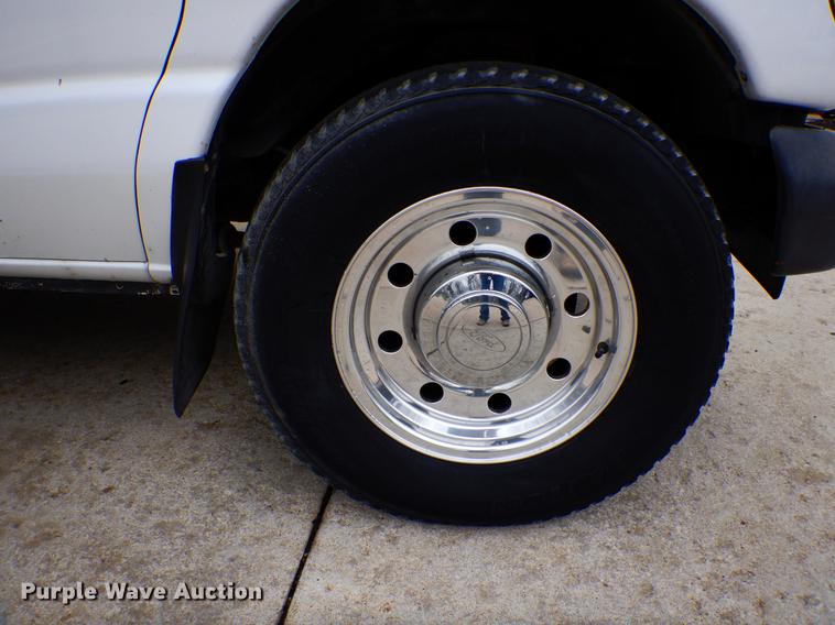 image for item DE6081 2005 Ford E350 Super Duty utility van