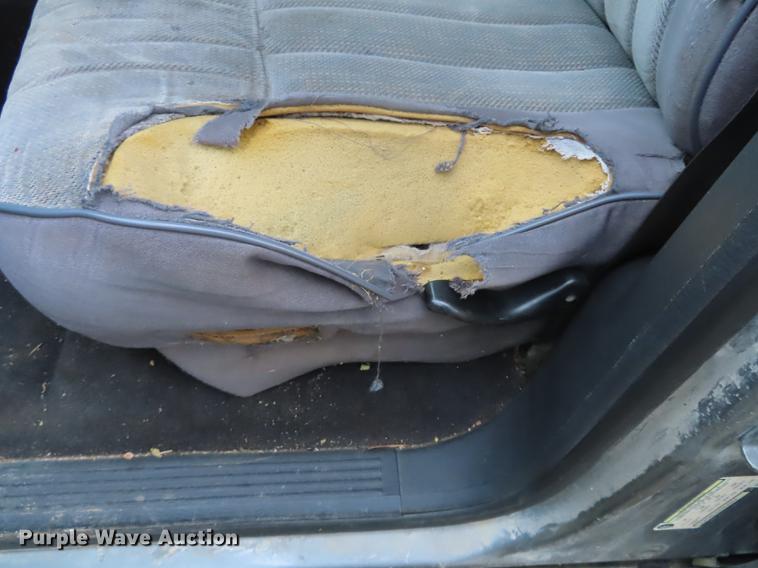 image for item DF1348 2005 Dodge Ram 2500 Quad Cab flatbed pickup truck