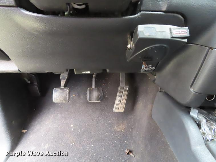 image for item DF1348 2005 Dodge Ram 2500 Quad Cab flatbed pickup truck