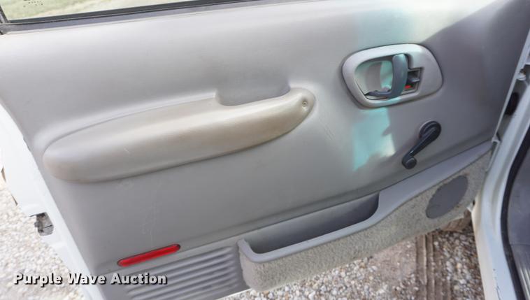 image for item DF1719 1997 GMC Sierra C3500HD Crew Cab flatbed pickup truck