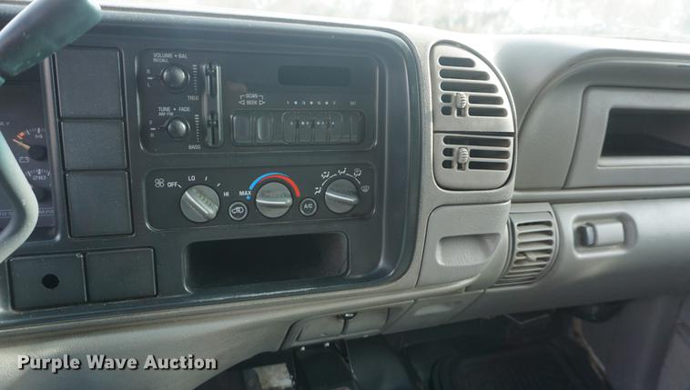 image for item DF1719 1997 GMC Sierra C3500HD Crew Cab flatbed pickup truck